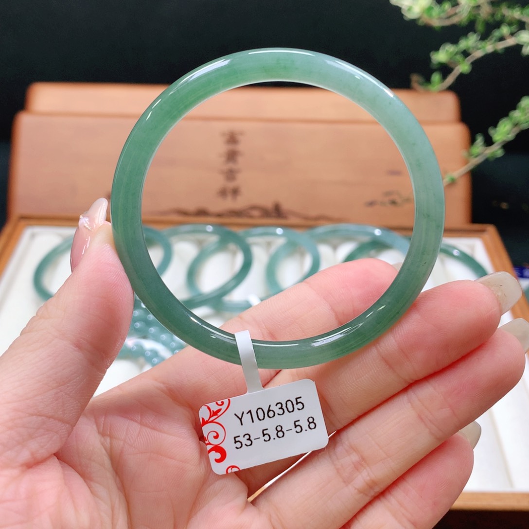 翡翠手镯未镶嵌天然