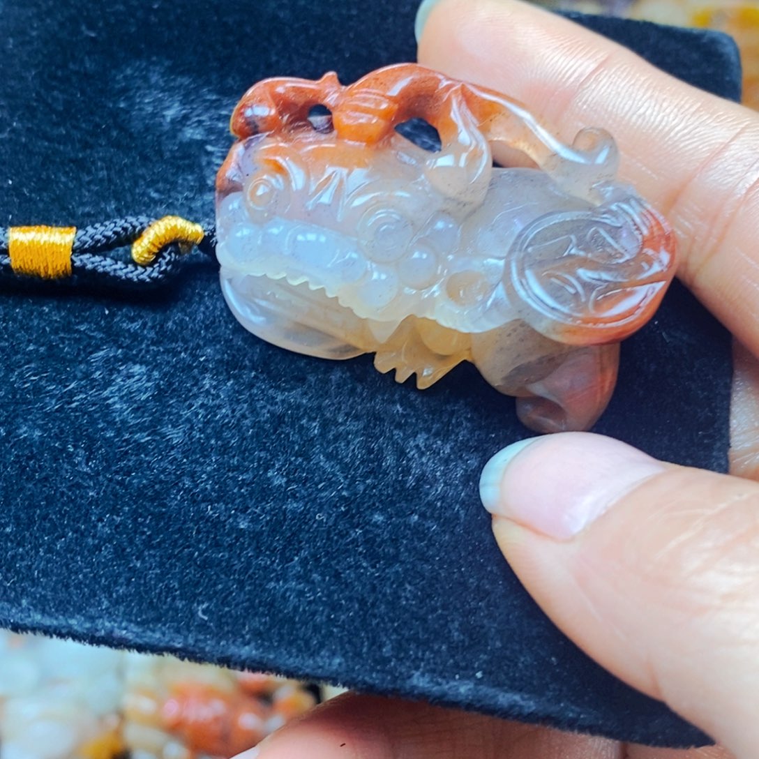 未镶嵌石英质玉（黄龙玉）颈饰