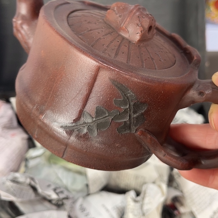 茶壶紫泥原矿泥料手工制作的一把紫砂壶。