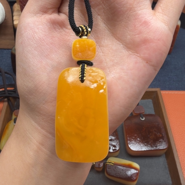 蜜蜡未镶嵌吊坠(赠链)