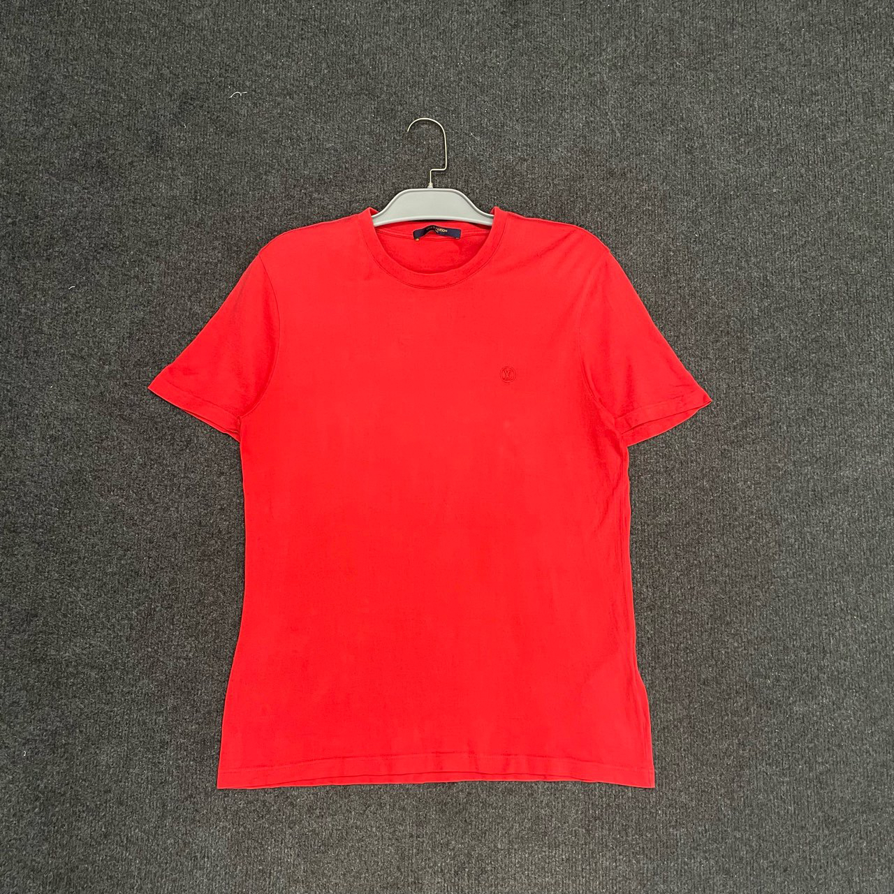 95新 LouisVuitton/路易威登 刺绣小Logo红色短袖/尺码L