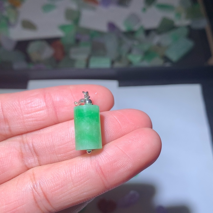 奶***桂翡翠未镶嵌颈饰挂件