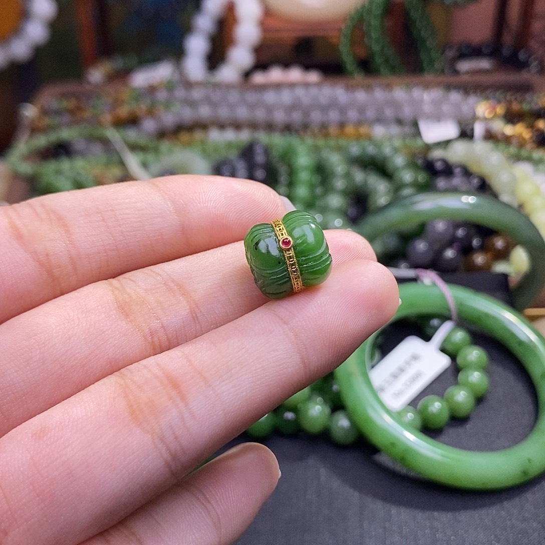 和田玉未镶嵌颈饰碧玉辣绿金镶并蒂莲