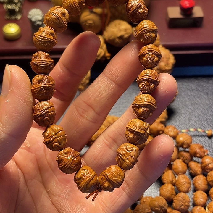 龙纹桃核雕刻瑕疵吞金兽