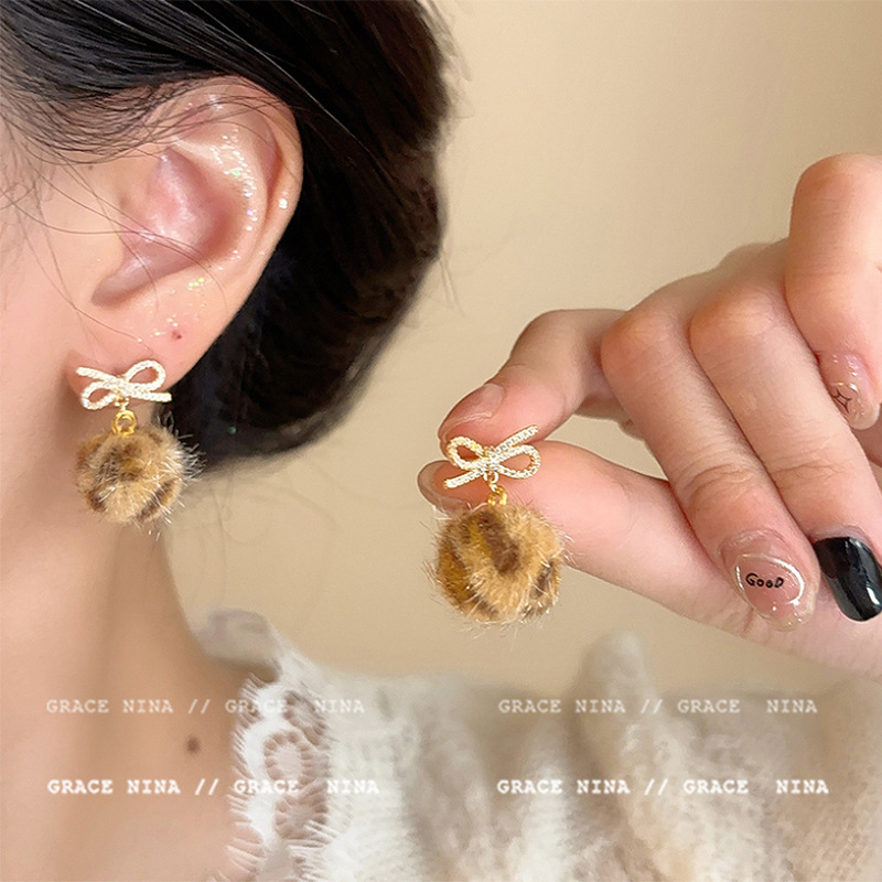 合金锆石耳饰 秋冬款豹纹毛球轻奢小众高级感精致微镶蝴蝶结