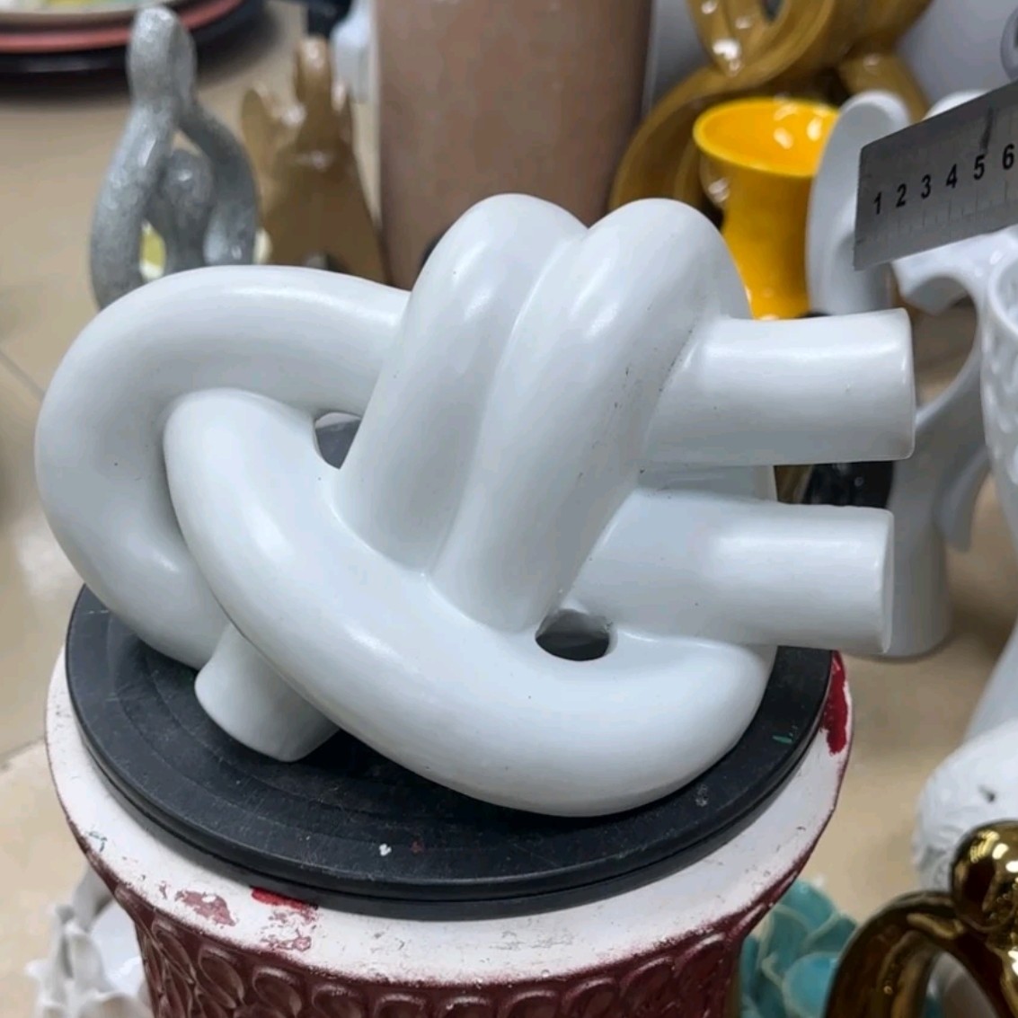 B052陶瓷镂空抽象摆件