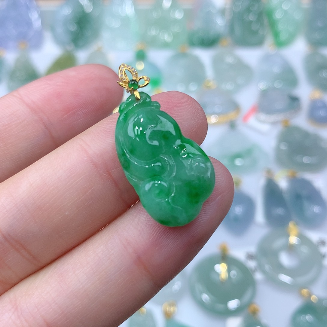 翡翠颈饰18K金镶嵌如意