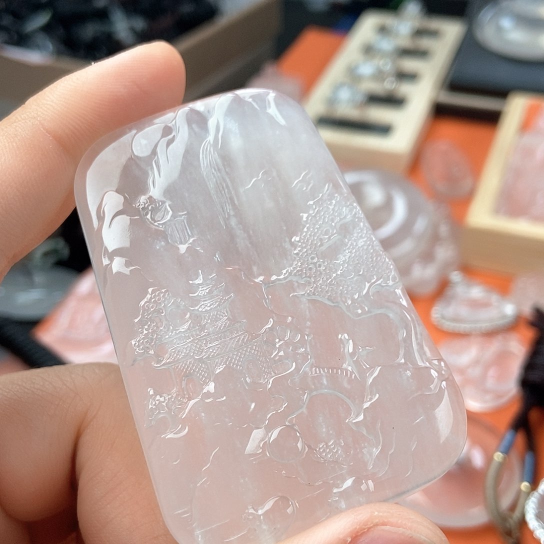 石英质玉颈饰未镶嵌山水牌