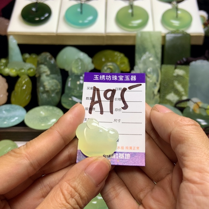 【闪购商品】蛇纹石玉未镶嵌颈饰纸*