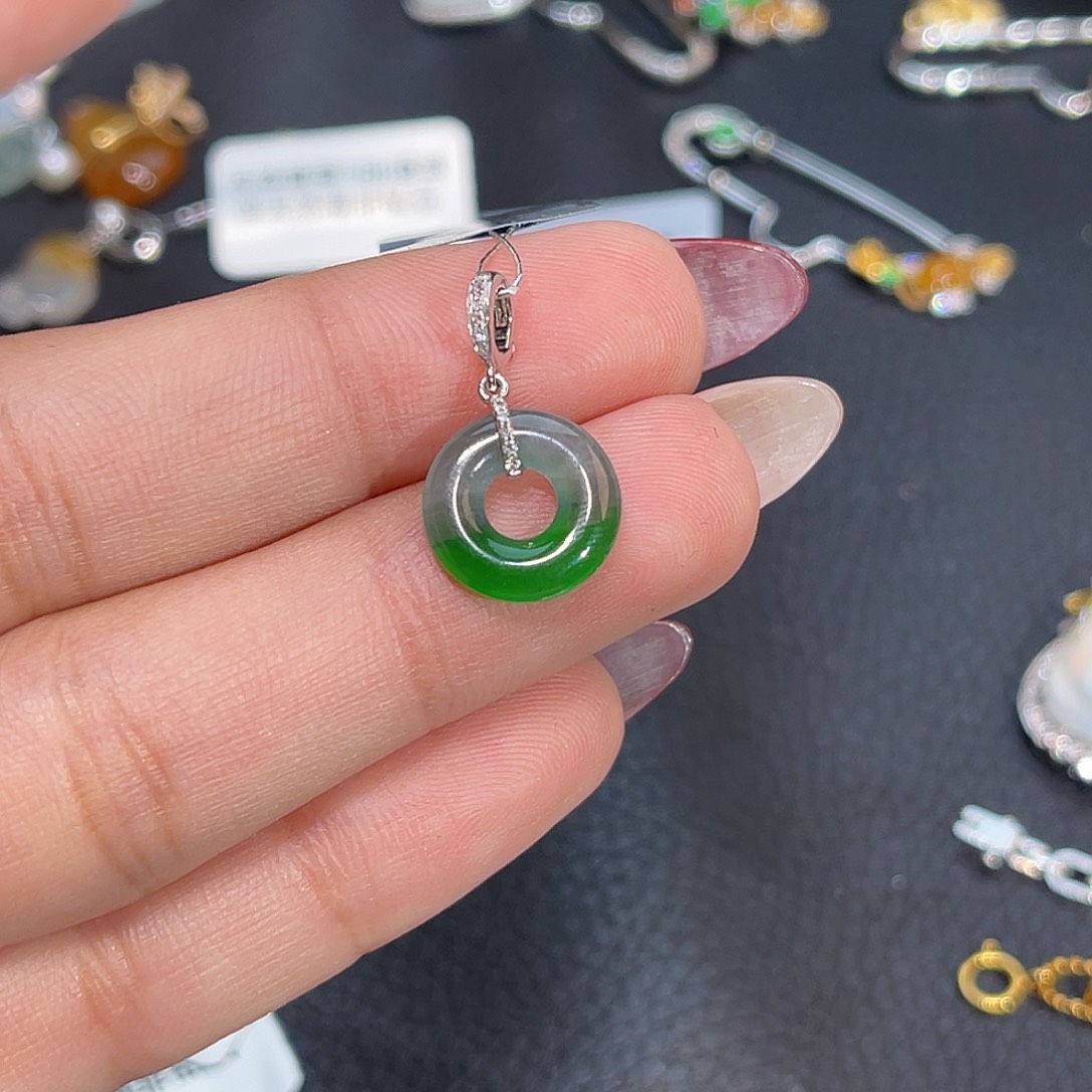 翡翠18K金镶嵌颈饰甜甜圈