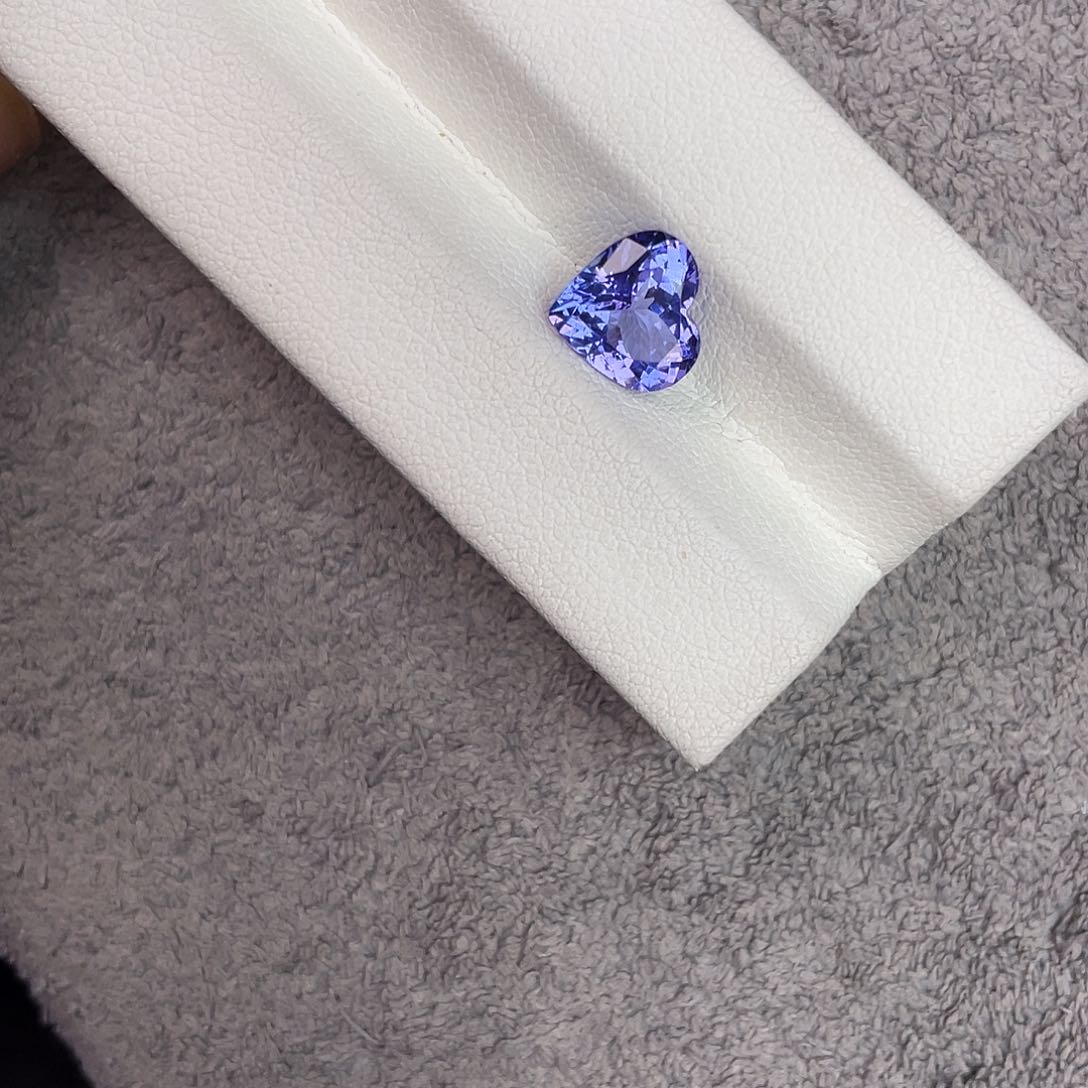 裸石未镶嵌坦桑石2.22Ct。  