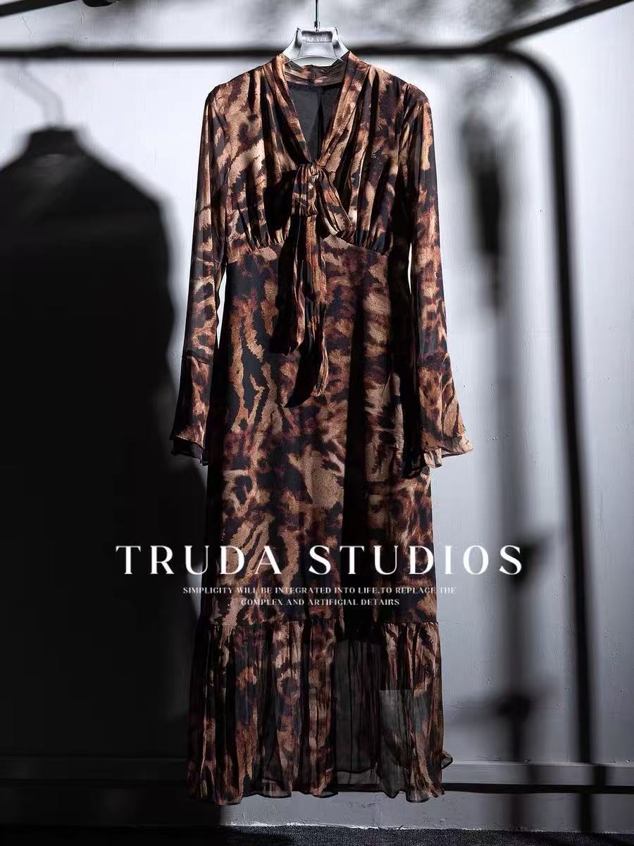 【Z】1107/732636/196  复古豹纹风做旧飘带V领连衣裙女