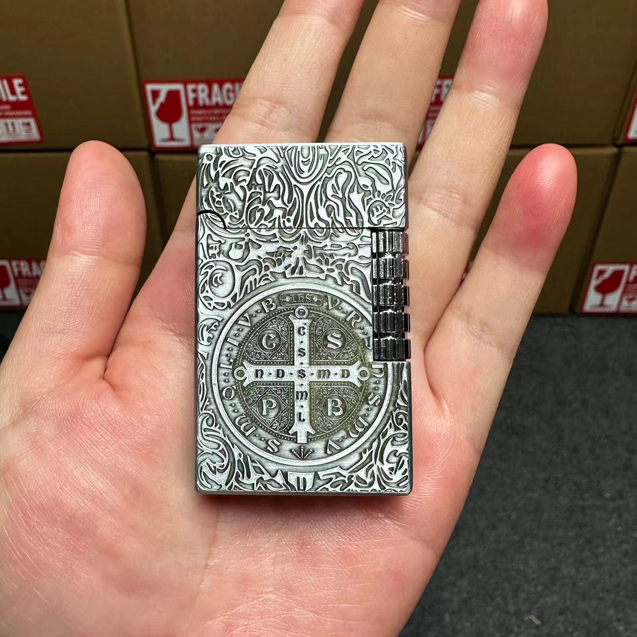 银康斯坦丁朗声侧打充气打火机