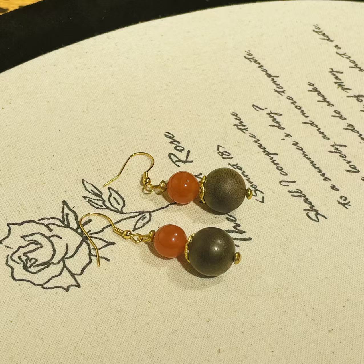 沉香沉香白奇楠1.2冰红耳钩/AZB0165