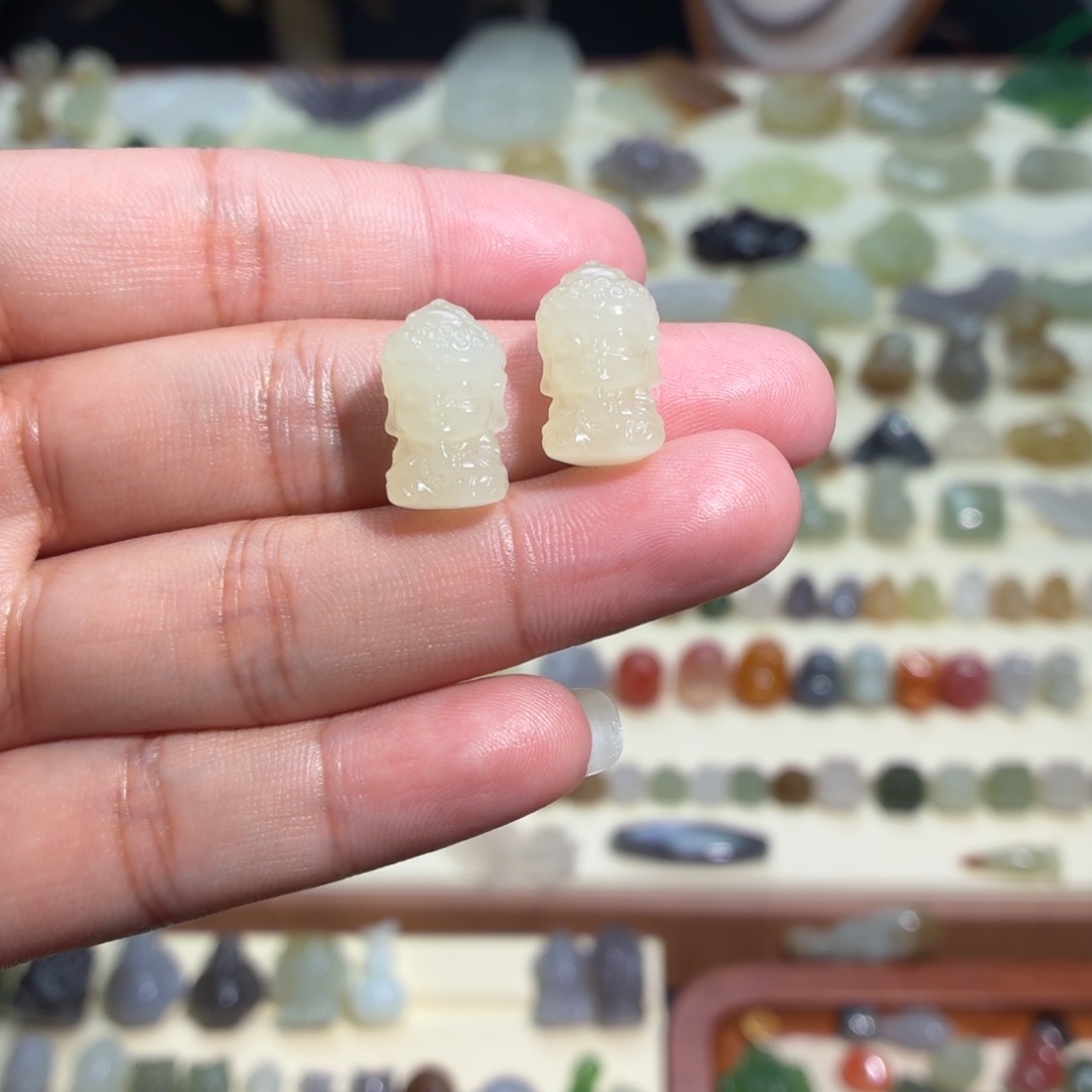 ぃ***甜和田玉未镶嵌颈饰