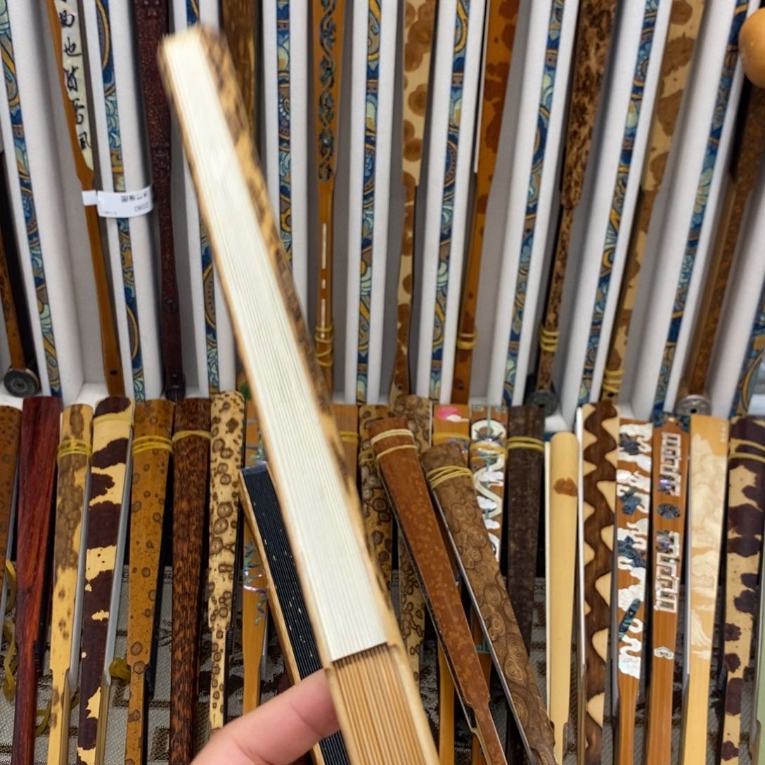 扇子袁路路路路据咯摸摸哦哦