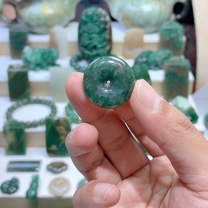 顺***马独山玉未镶嵌颈饰24.6×8.7