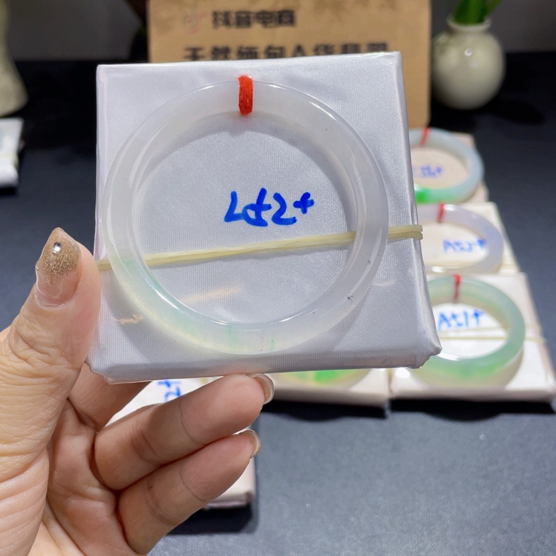 翡翠手镯未镶嵌翡翠手镯