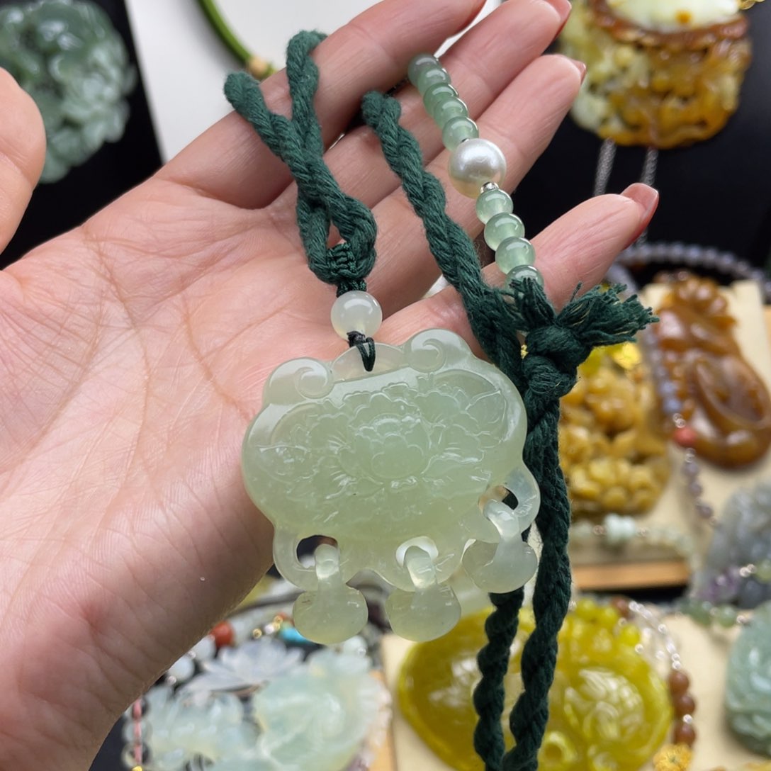 未镶嵌蛇纹石玉颈饰