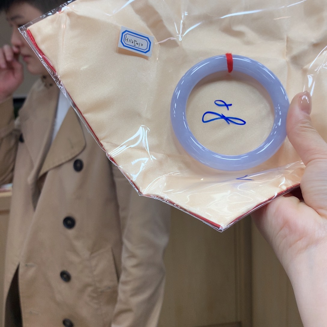 翡翠手镯未镶嵌不退不换