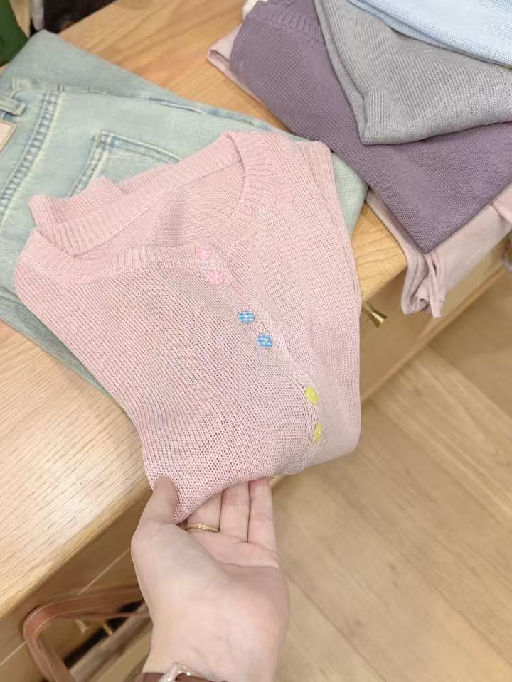 七言家巨好看！柔粉彩格扣短袖开衫