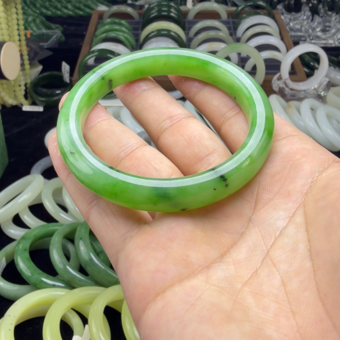 百***精和田玉未镶嵌手镯