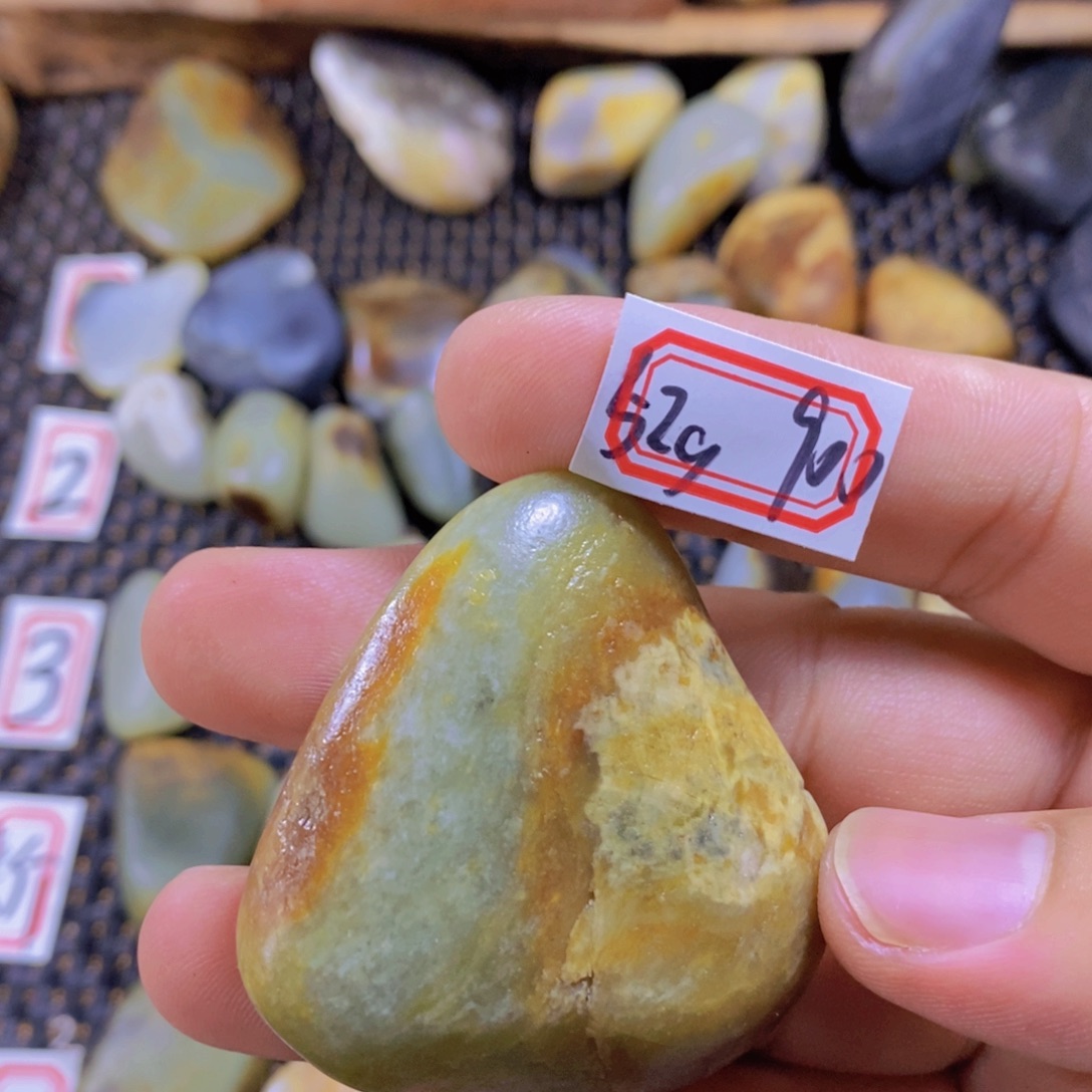 颈饰未镶嵌和田玉（糖玉）