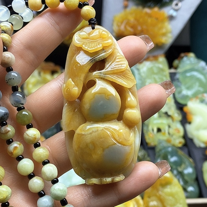 蛇纹石玉挂件未镶嵌