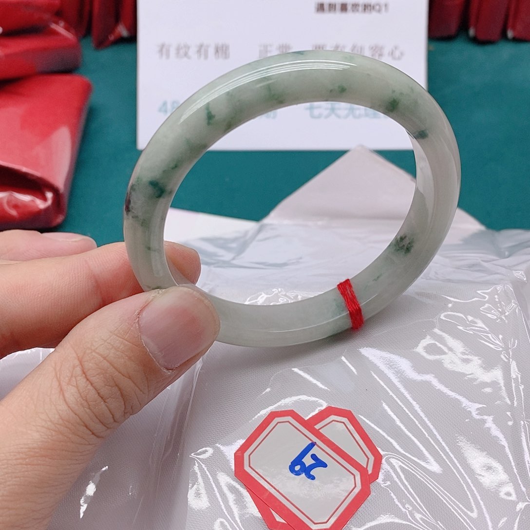 翡翠手镯未镶嵌299999999