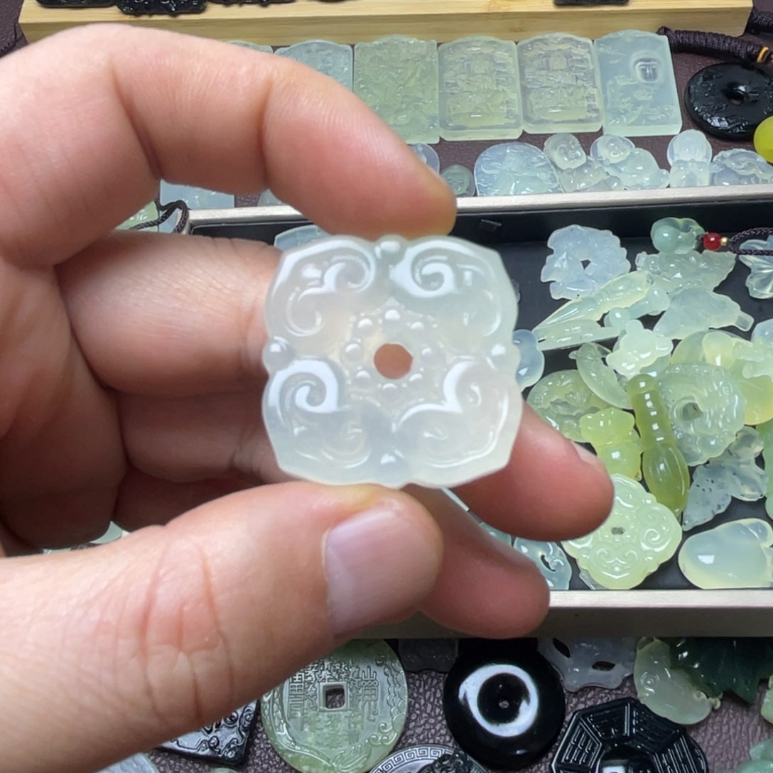 未镶嵌蛇纹石玉颈饰