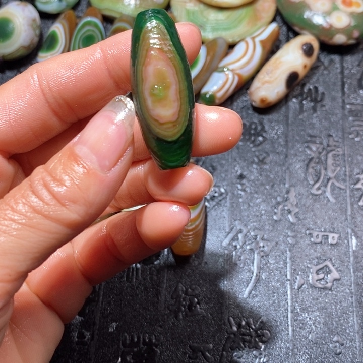 石英质玉颈饰未镶嵌小*五