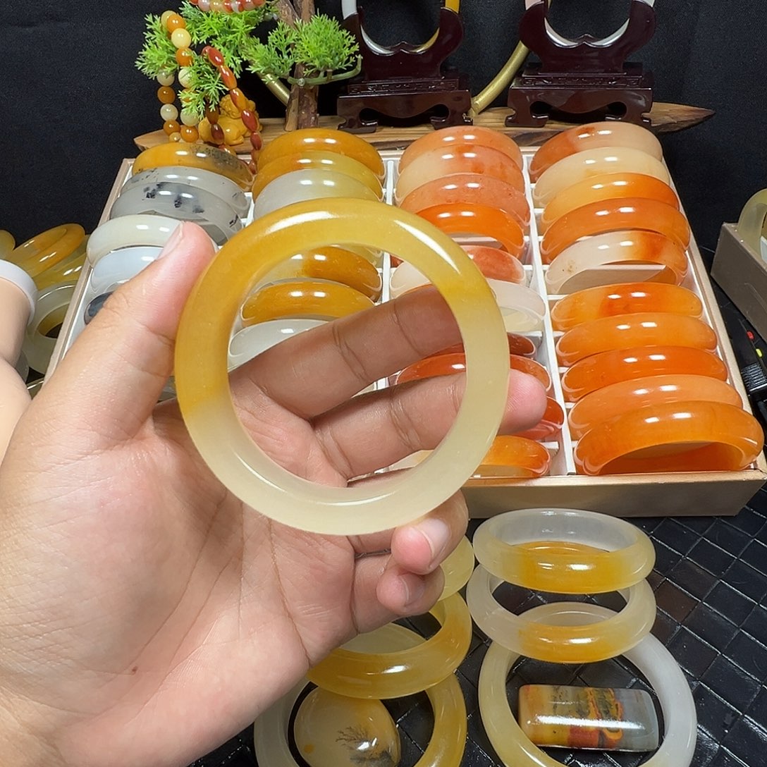 敬***翔石英质玉（黄龙玉）未镶嵌手镯