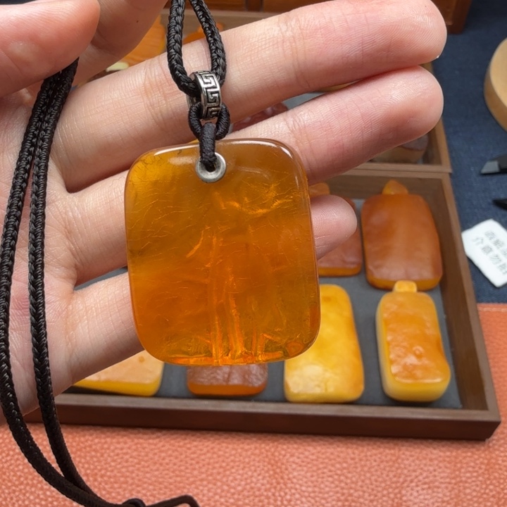 蜜蜡未镶嵌吊坠(赠链)