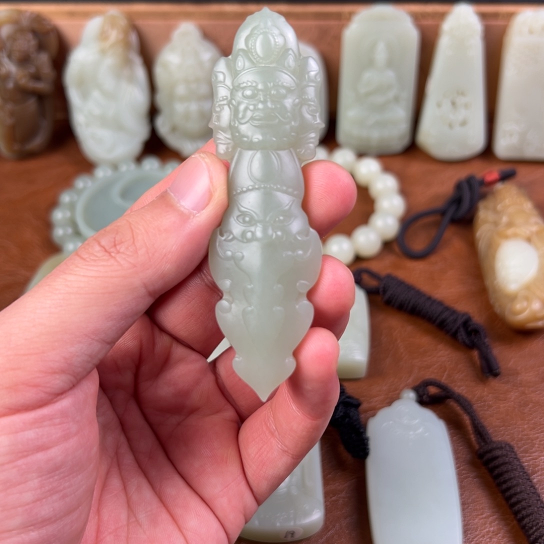 郑***霄和田玉（青白玉）未镶嵌颈饰