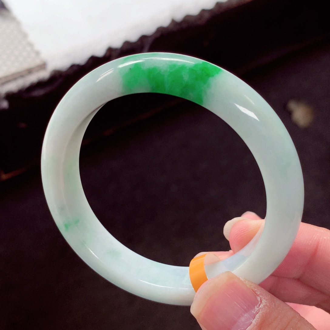 翡翠手镯未镶嵌缅甸