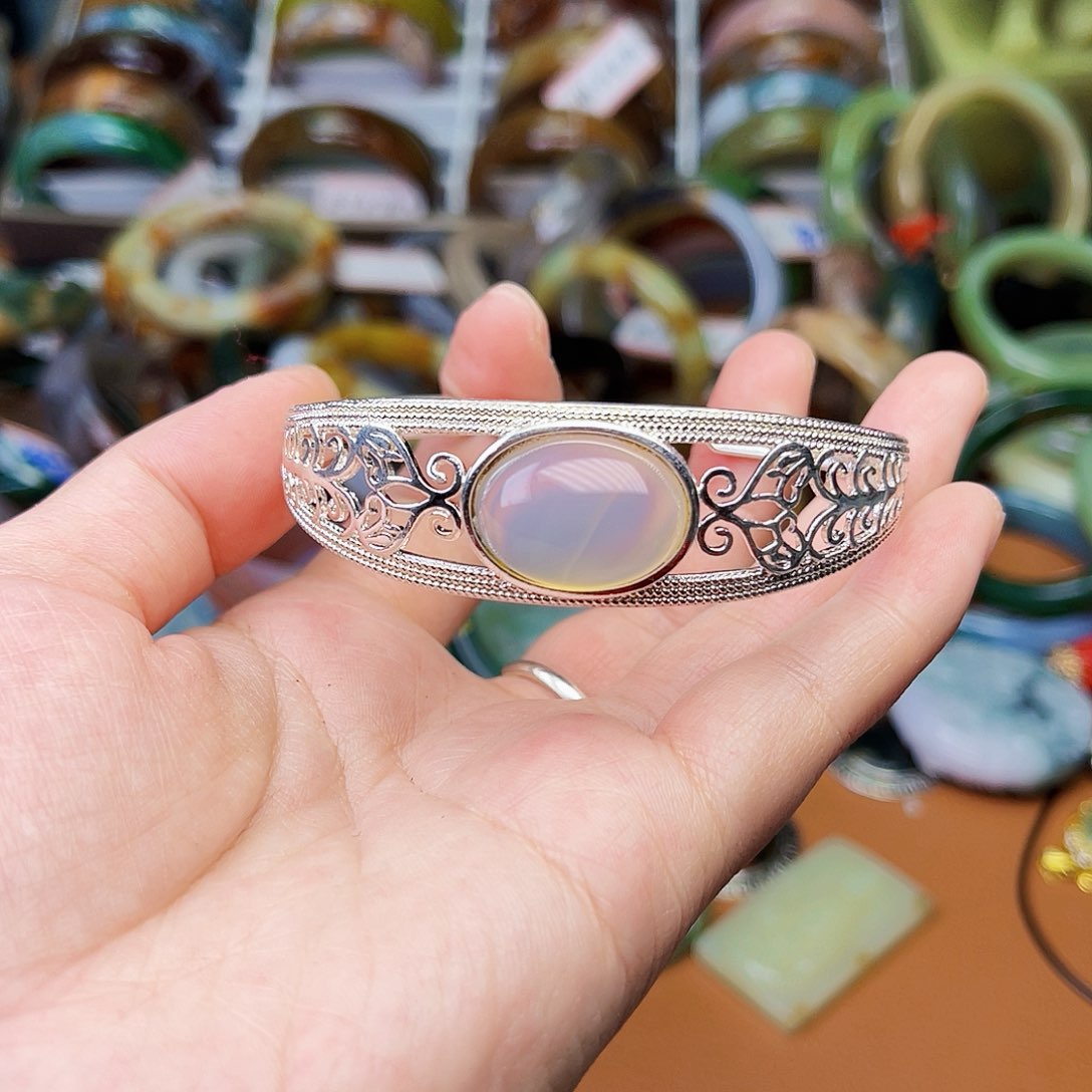 蛇纹石玉颈饰未镶嵌