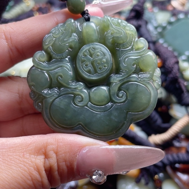 和田玉颈饰未镶嵌微瑕