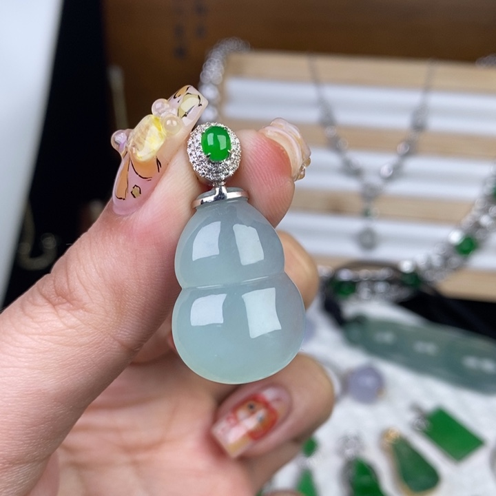 翡翠18K金镶嵌颈饰