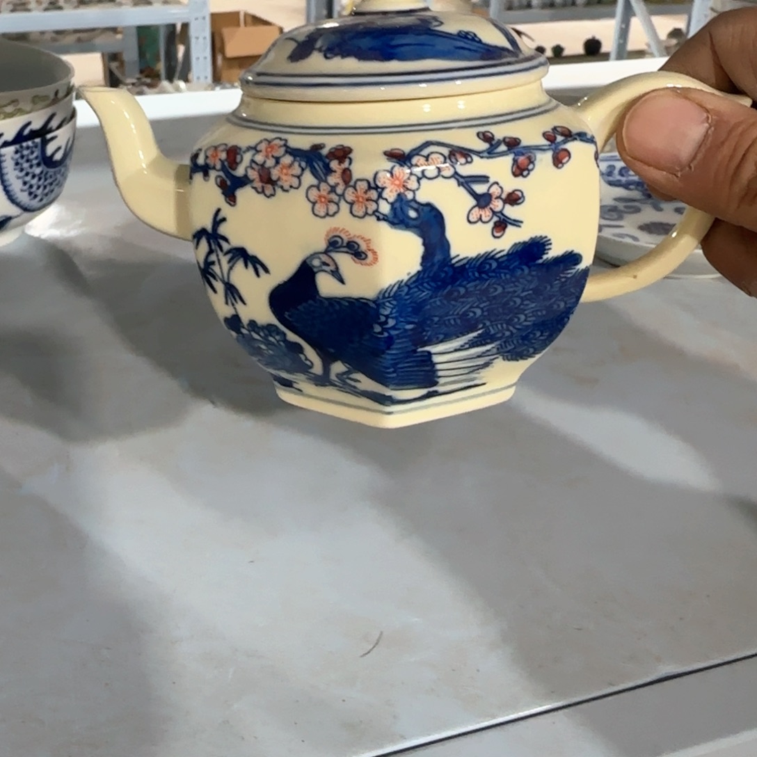 瓷片瓷器上还有两条长线上镌刻