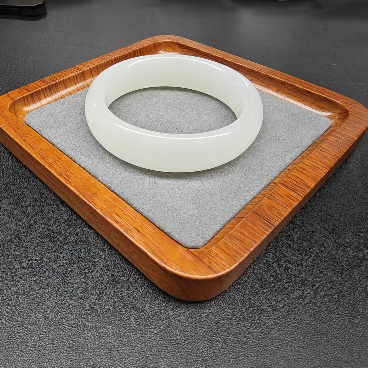 XJ岚霏甄选》精品老料10A级透闪手镯SZ0009