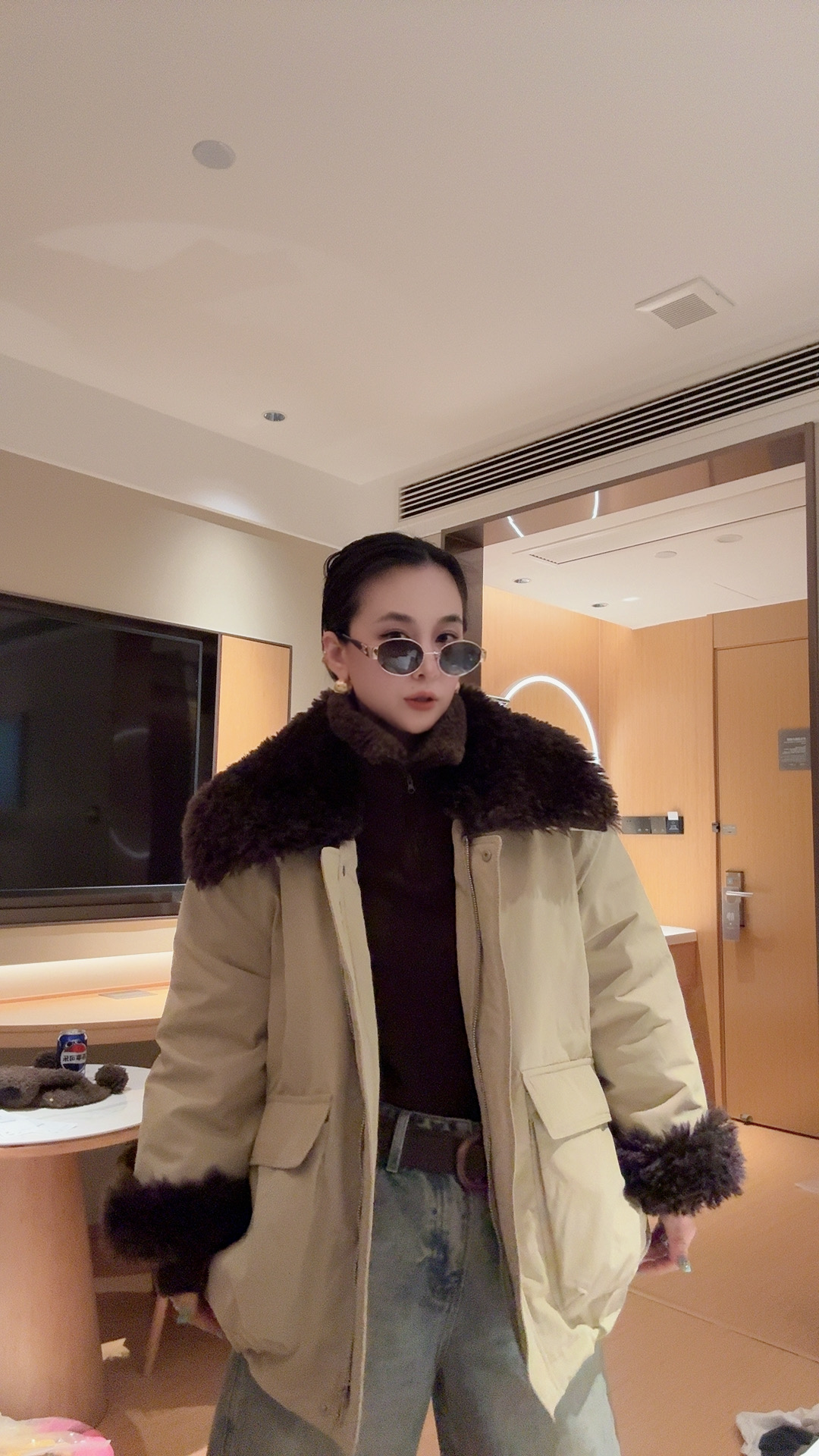 89603：中长款黑色毛领优等品领短款女款羽绒