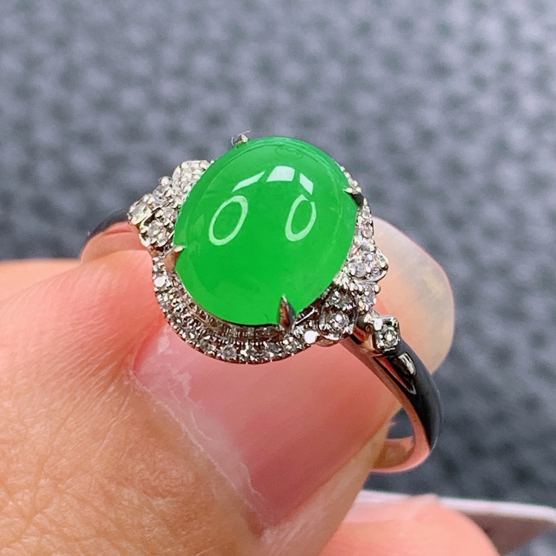 天然缅甸A货翡翠满绿蛋面戒指满色18k金镶嵌8.5*7.0*4.3mm