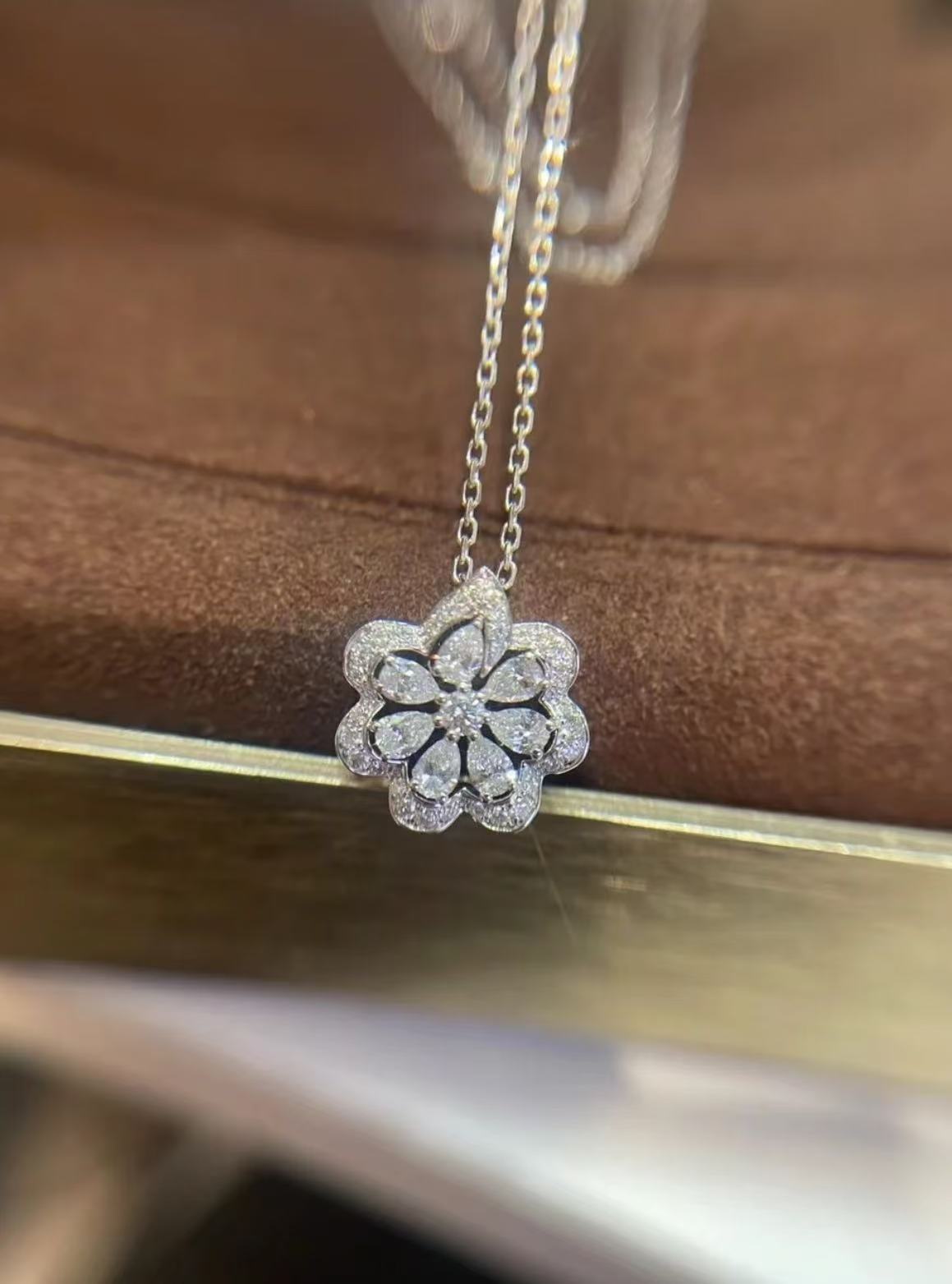 【合成/培育】18k金镶嵌肖邦款项链   NGTC证书