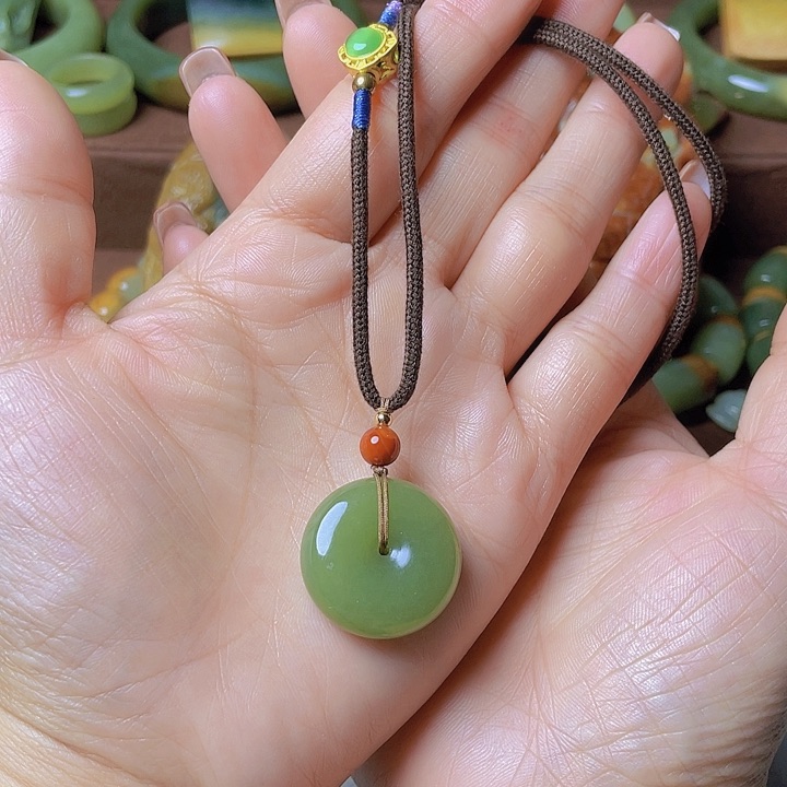 未镶嵌岫岩河磨玉（透闪石质玉）挂件