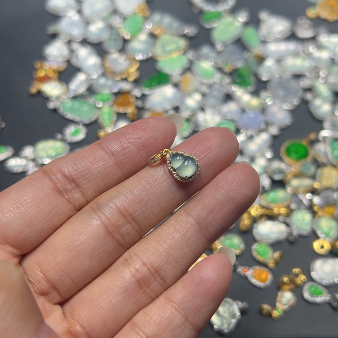 翡翠颈饰18K金镶嵌玉*吊坠