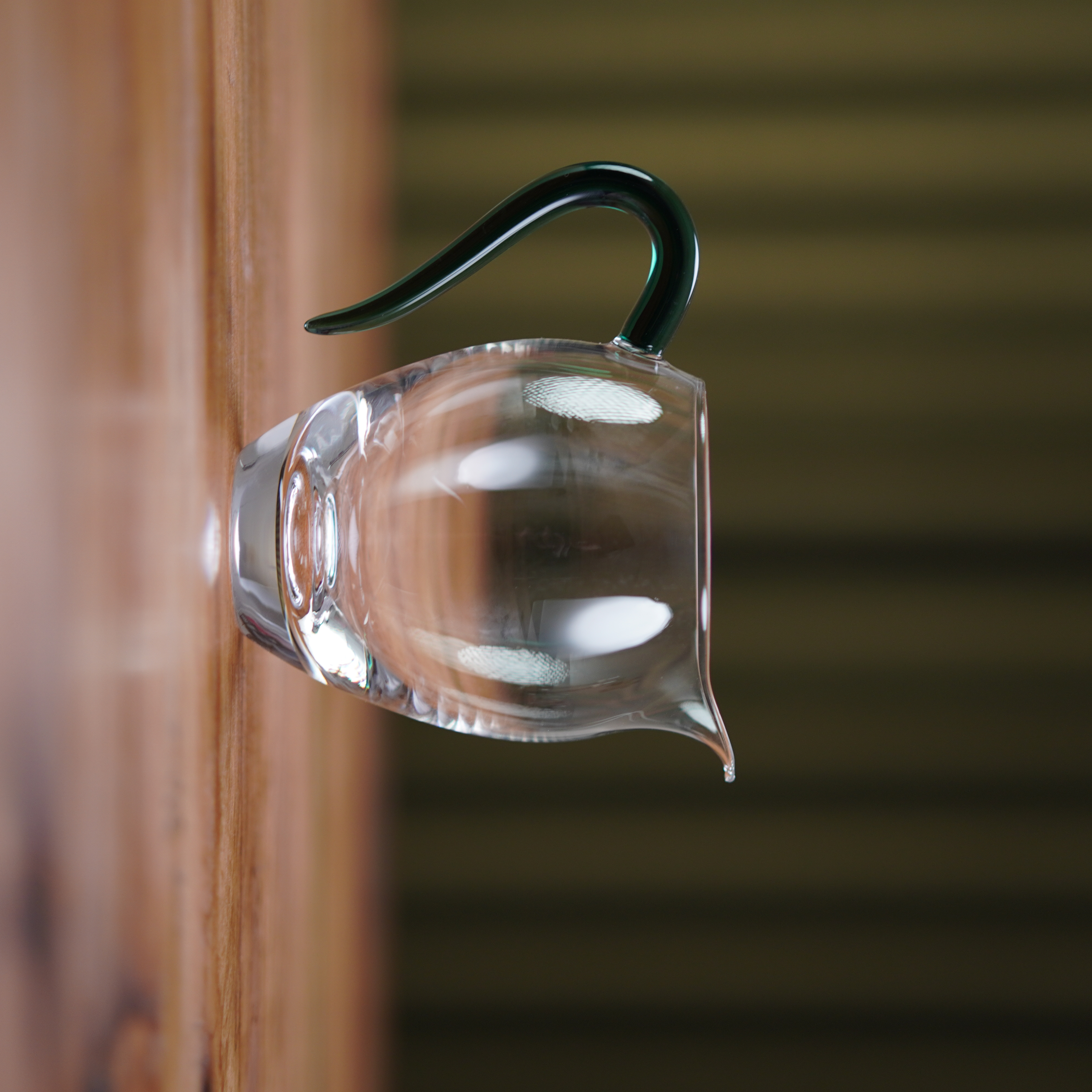 一只装纯人工手作绿色把手重工高硼硅公道杯