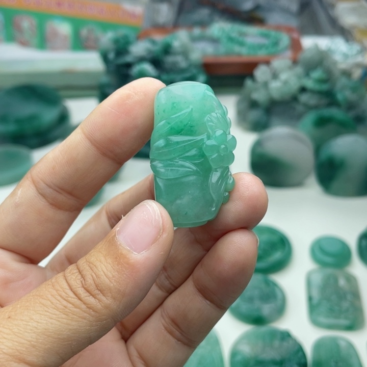 石英质玉未镶嵌颈饰