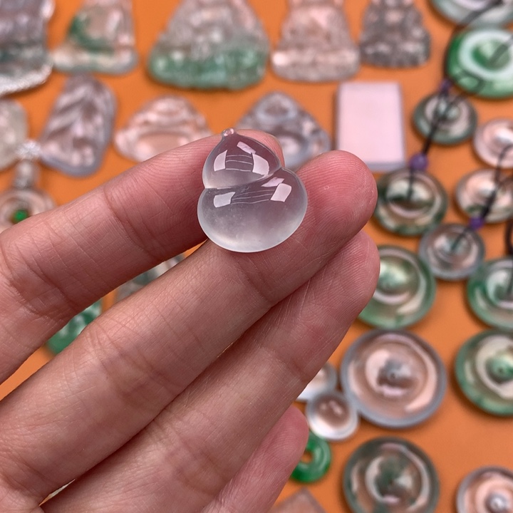 翡翠挂件未镶嵌….