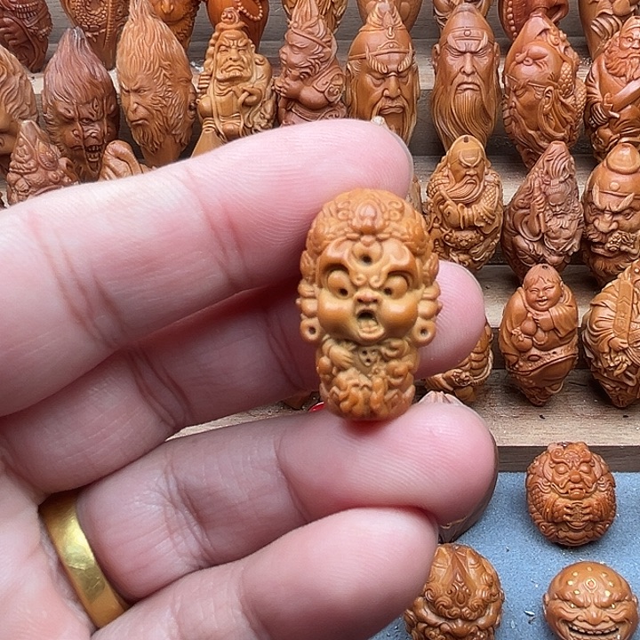 橄榄核吊坠18红财神