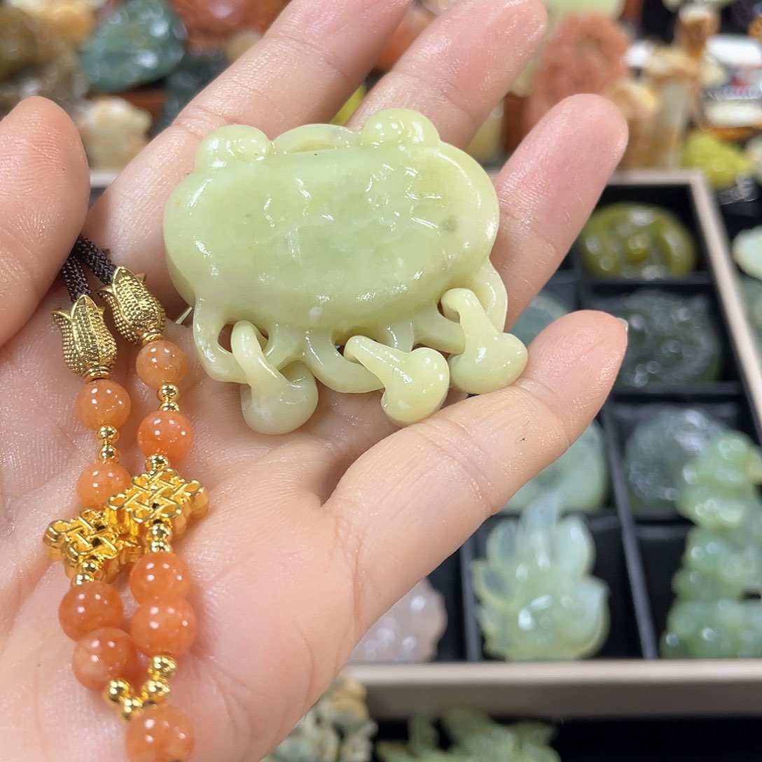 蛇纹石玉颈饰未镶嵌